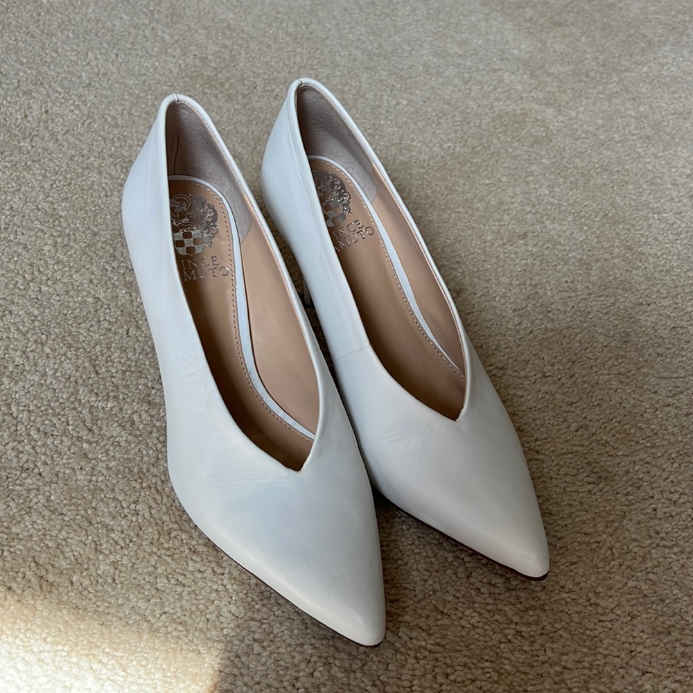 VINCE CAMUTO Pump. Size 37/6.5